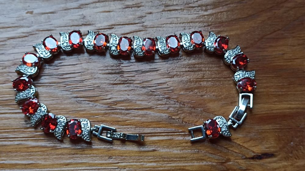 Браслет червоний гарний   без дефектів