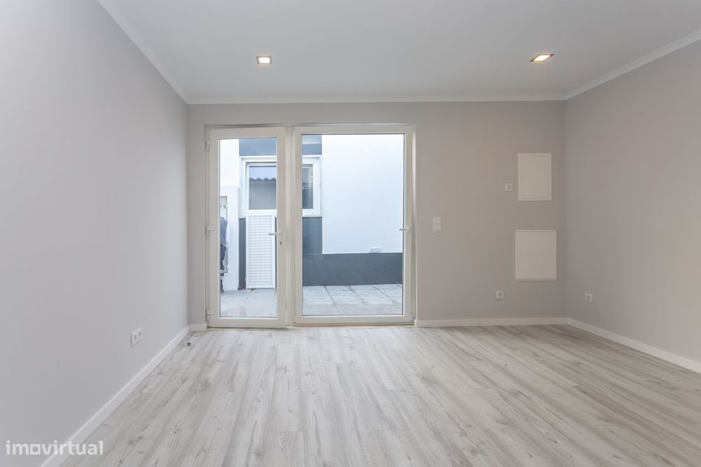 Arrendo Apartamento T0 remodelado- Foros de Amora, Seixal – 550 Eur