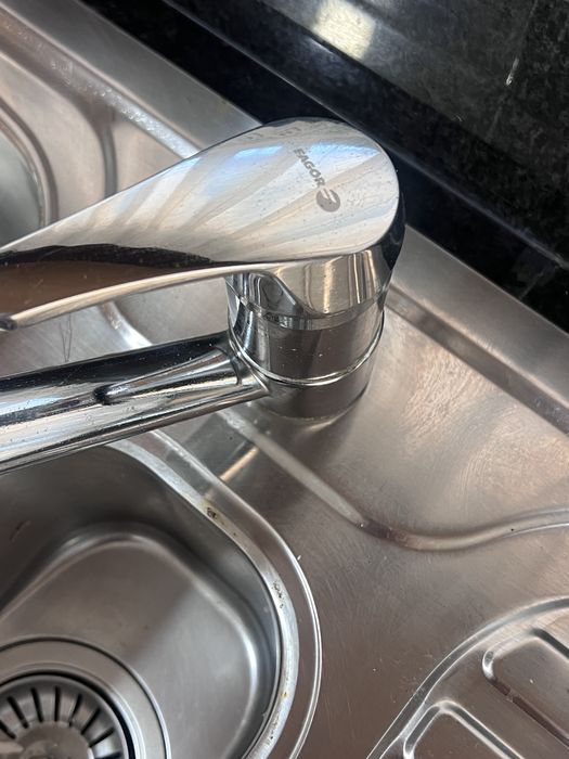 Banca lava louça inox Fagor e torneira Roca