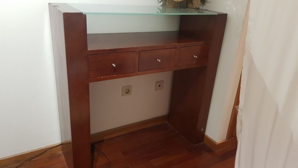 Consola em madeira cerejeira.