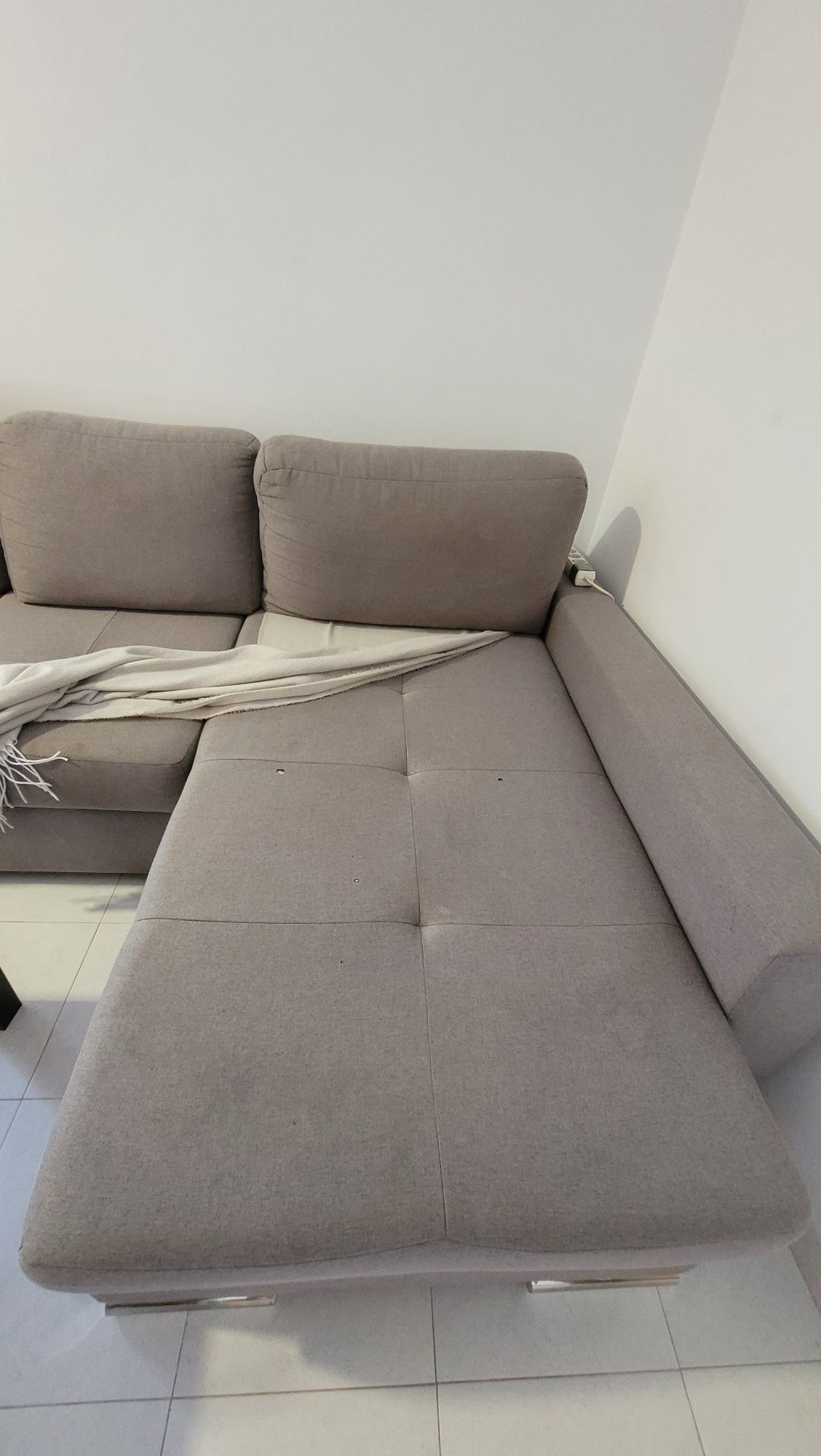 Sofá cama c arrumação e puffs