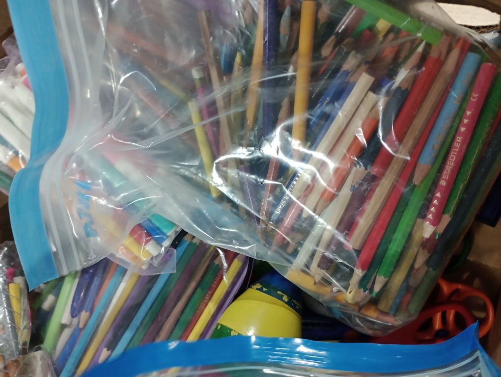 Wielki karton artykuły szkolne
