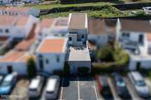 Moradia T4 + 1 Renovada e com entradas independentes em Ponta Delgada.