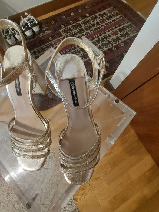 Sandálias Stradivarius douradas