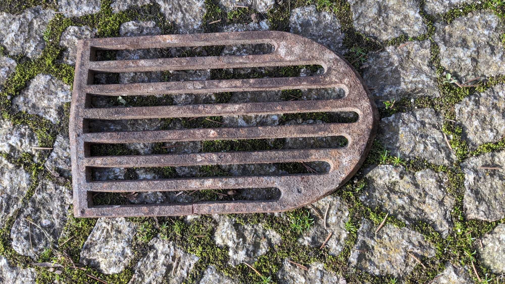 Żeliwny ruszt osadnika deszczowego, kanalizacyjnego,  wyczystka