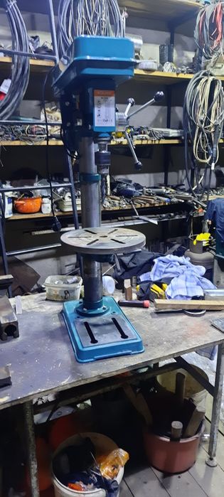 Свердлильний станок на 12 швидкостей.