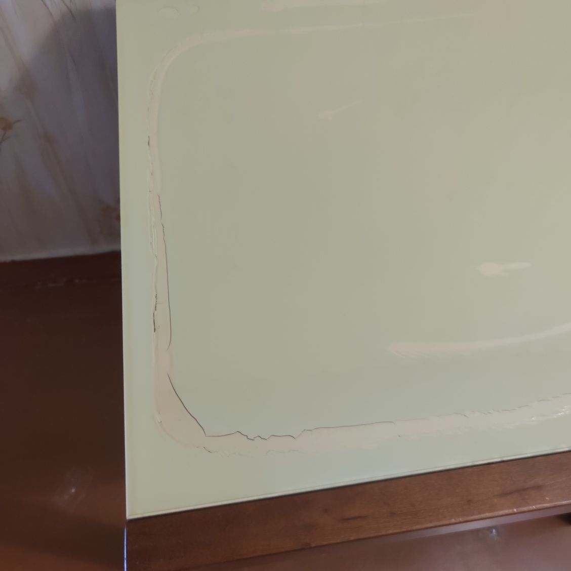 Кухонний стіл зі склянним покриттям