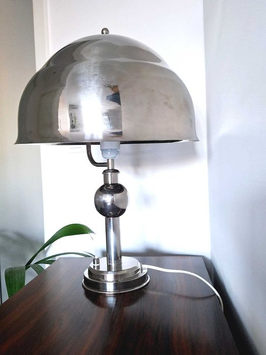 Candeeiro de mesa cromado. Chrome table lamp