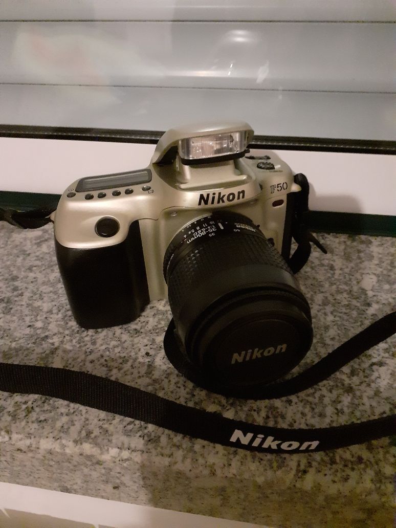 Máquina fotográfica Nikon F50