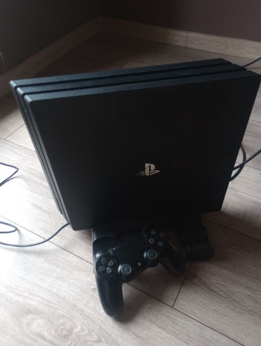 Konsola PlayStation4 PS4 PRO 1TB / Pad / Podstawka