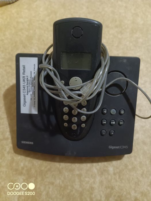 Продам п'ять стаціонарних телефонів. Один з USB