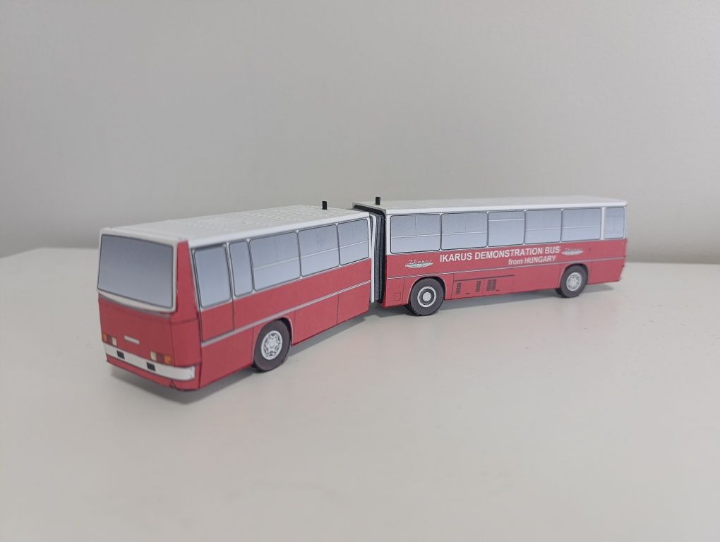 Ikarus 280 po lewej stronie drzwi autobus miejski podmiejski malowanie