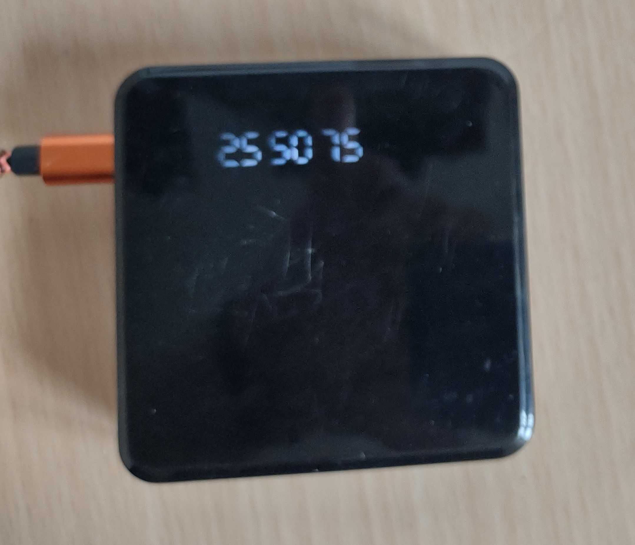 Power bank sprawny: dwa wejścia / dwa wyjścia +latarka