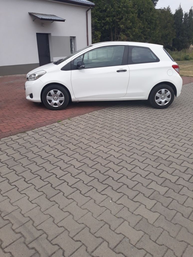 Toyota Yaris 1.0 benzyna 2012 rok.