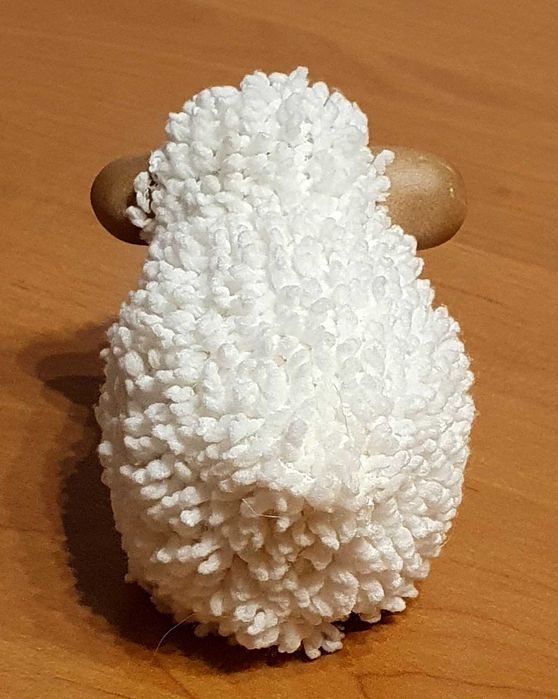 Uroczy baranek wielkanocny. Ozdoba wielkanocna. Baranek na Wielkanoc