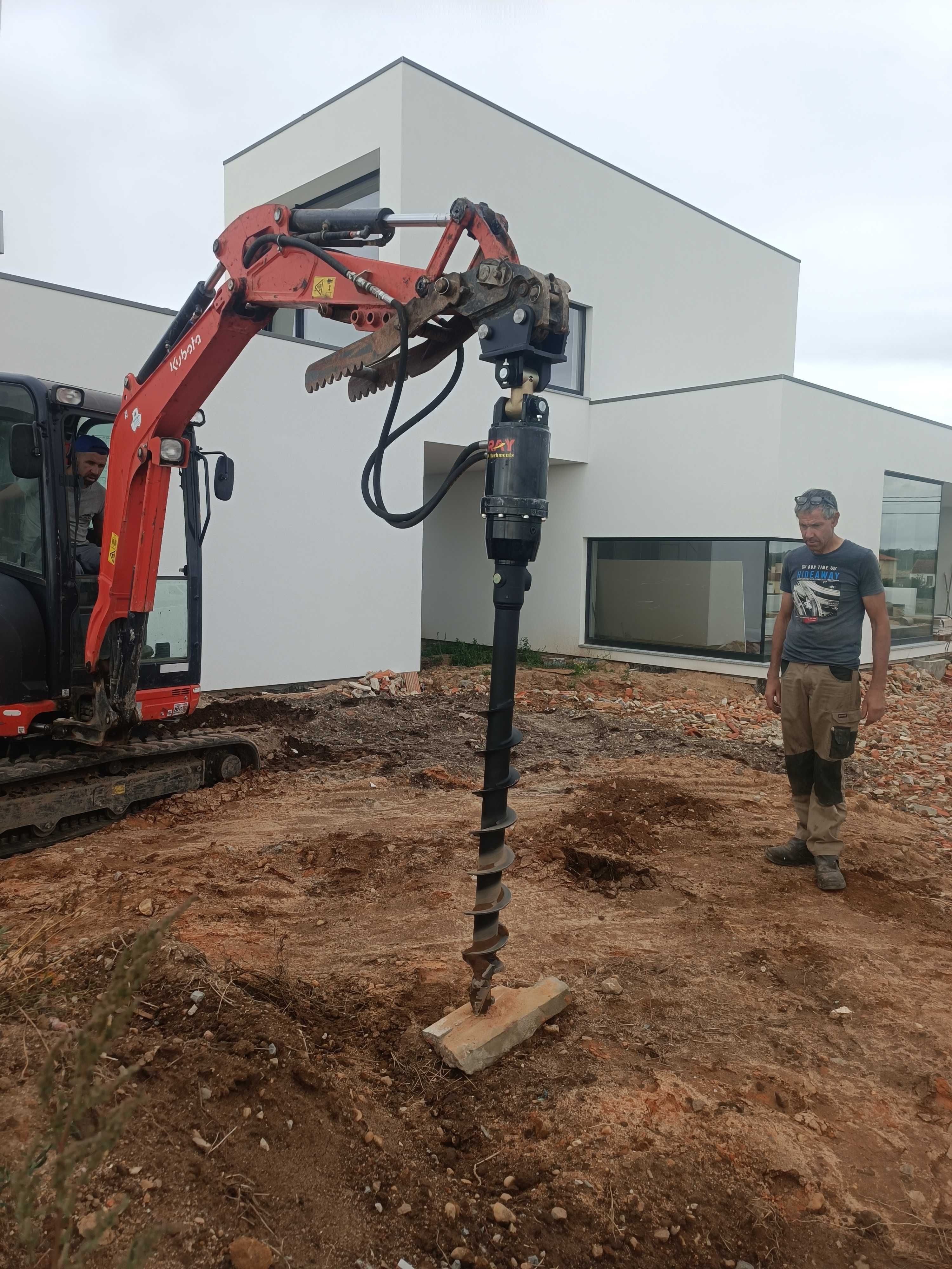 Serviço de máquina Kubota U27 giratória com broca craneana