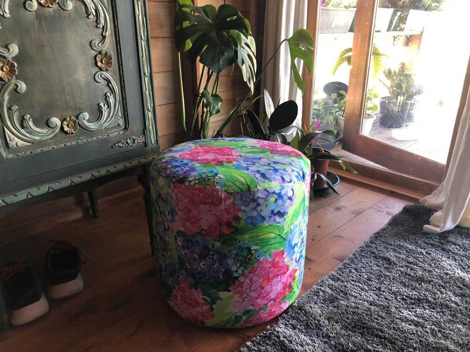 Puff forrado a tecido florido, bom estado