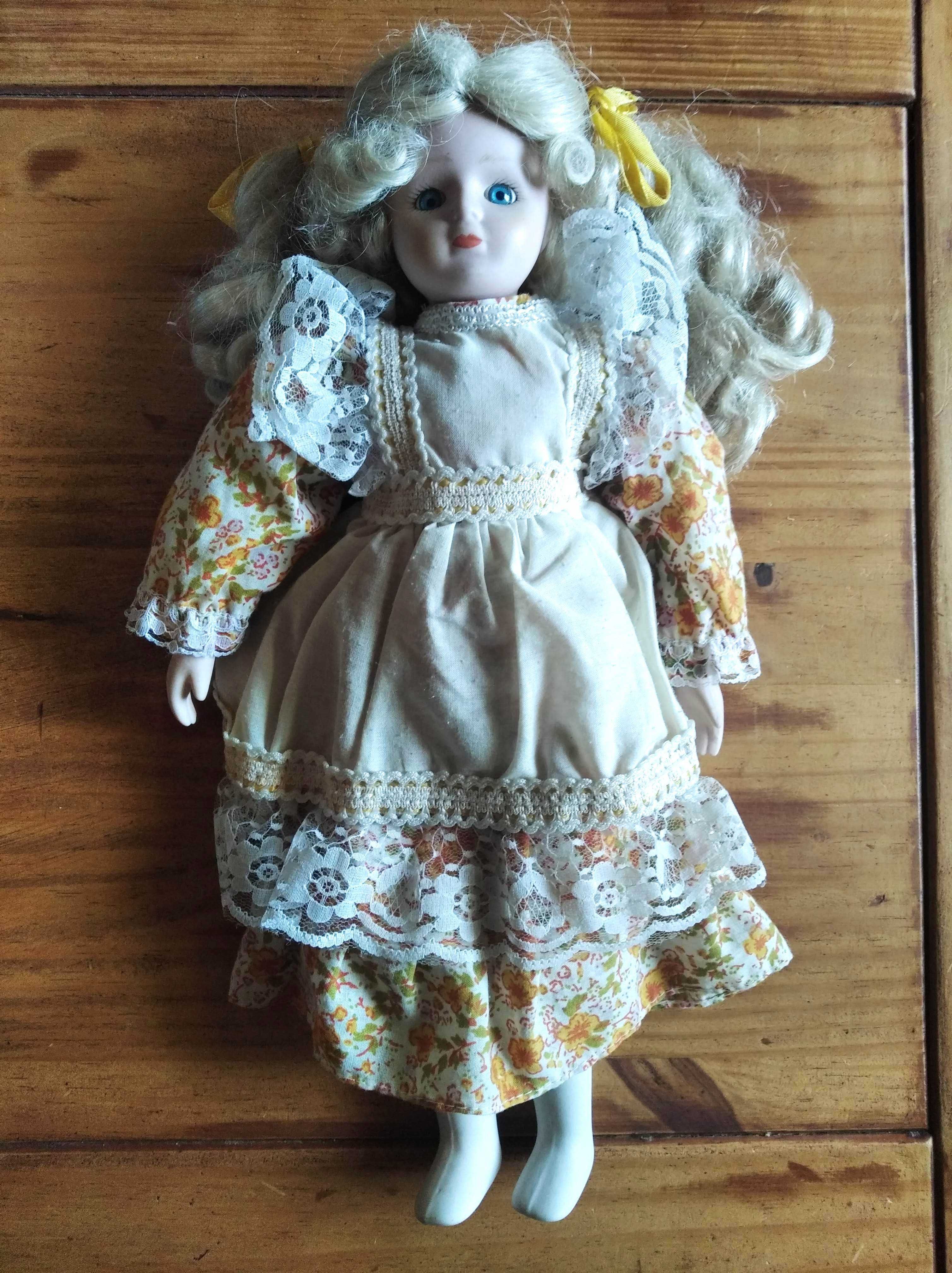 Boneca antiga de porcelana