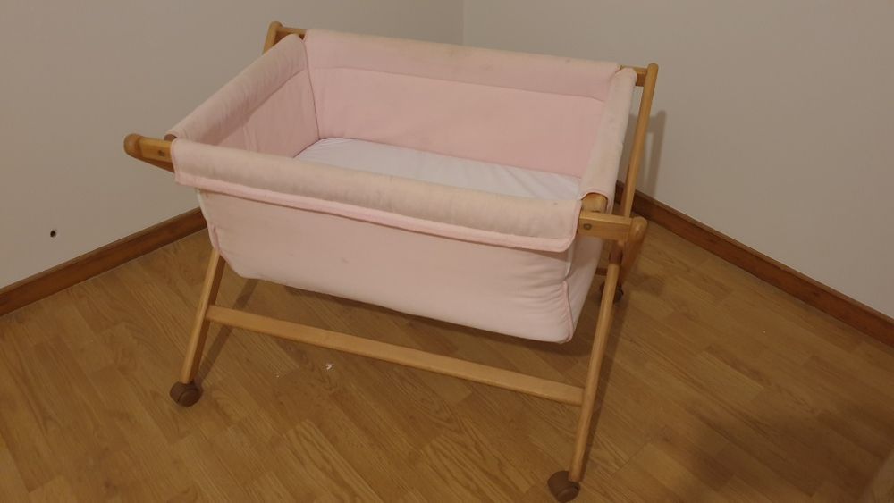 Berço de bebe com colchão cor rosa