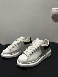 Tenis brancos da McQueen