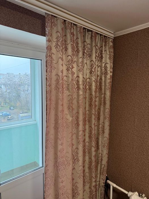 коричневі штори з візерунком