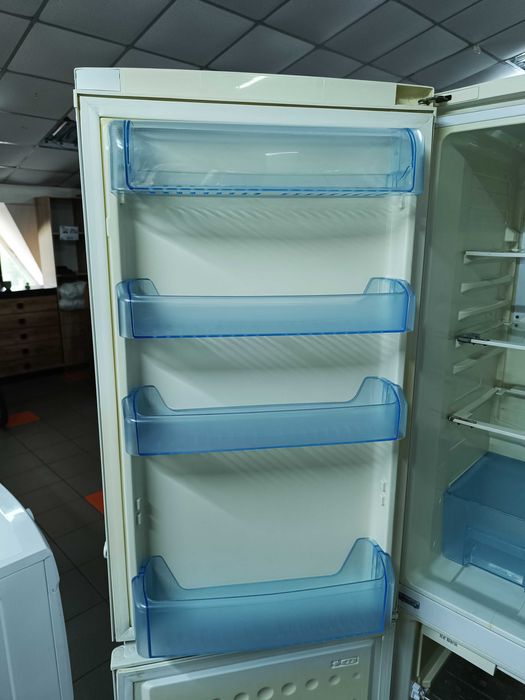 Двокамерий холодильник BEKO CSK34000
