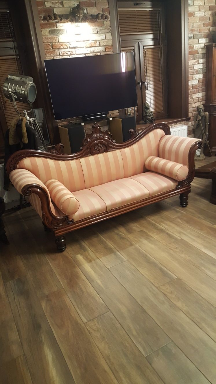 Piękna stara stylowa sofa