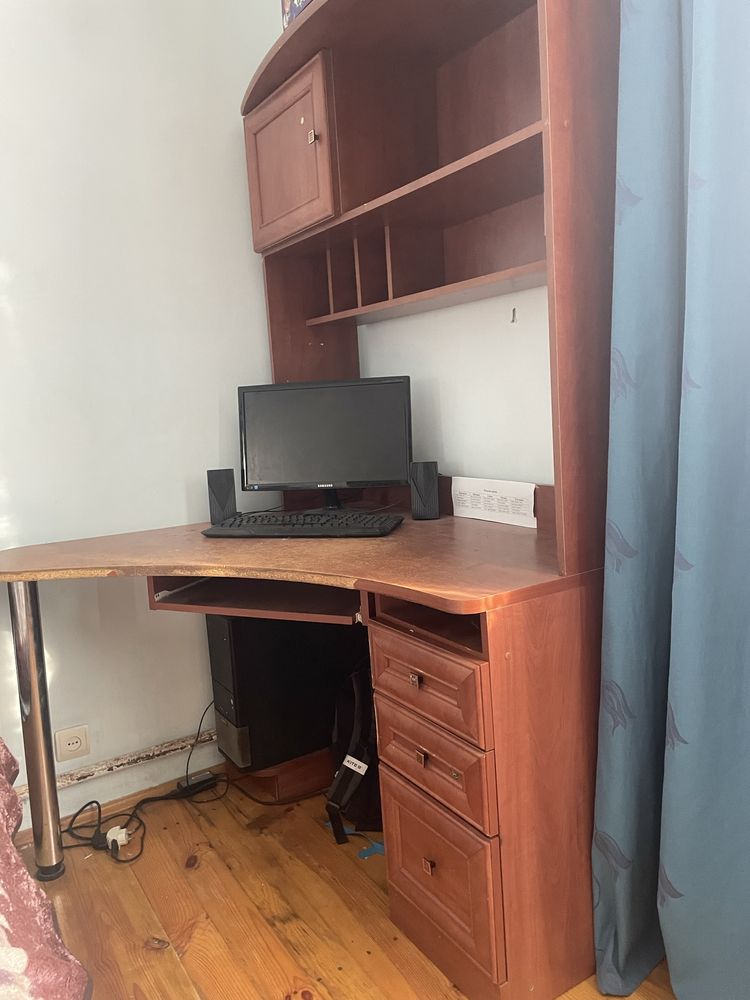 Кутовий компютерний стіл