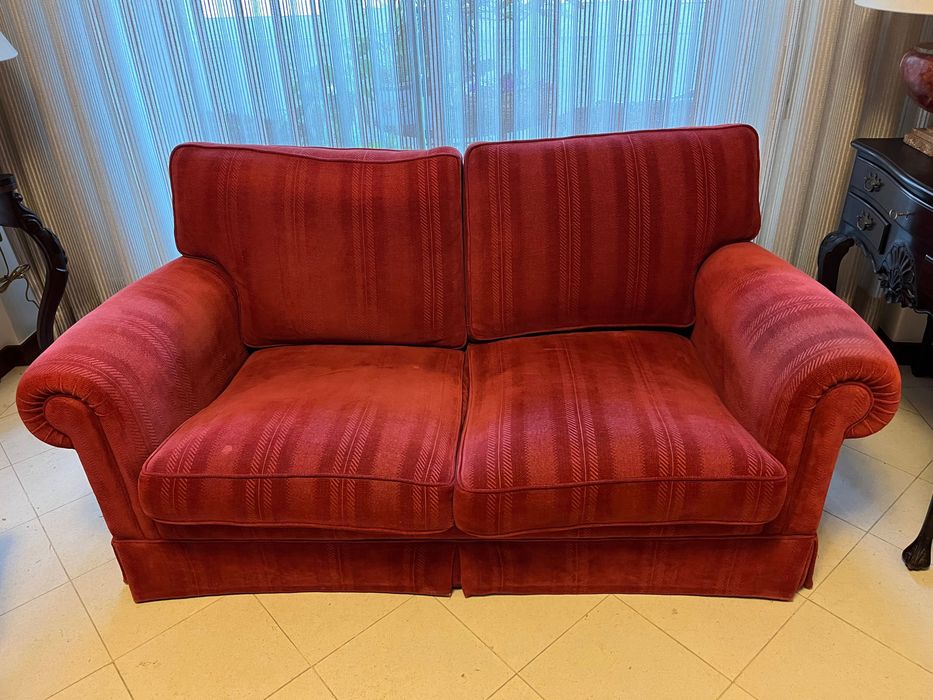 Dois sofás de dois lugares