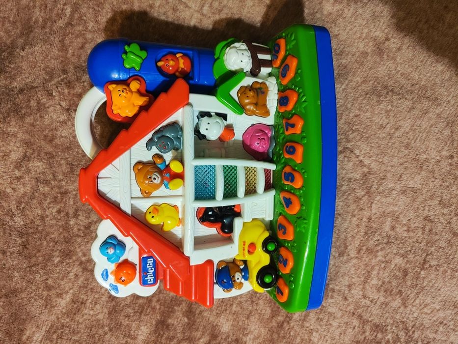 Хатинка із звірями chicco музична