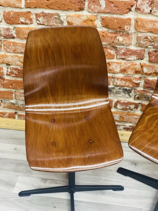Stylowe krzesło vintage z giętego drewna na metalowej podstawie