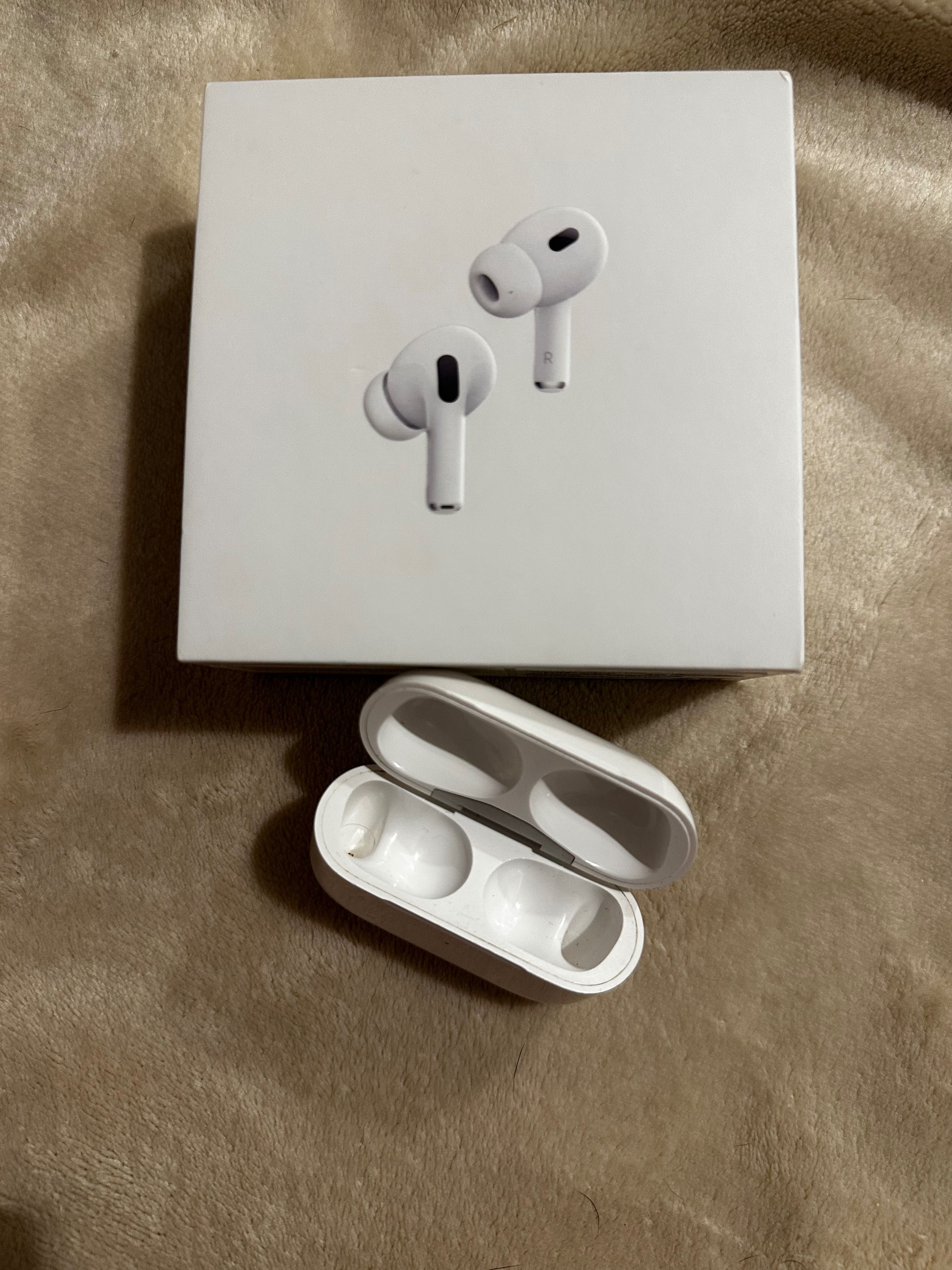 AirPods Pro (2nd generation) etui ładujące + prawa słuchawka