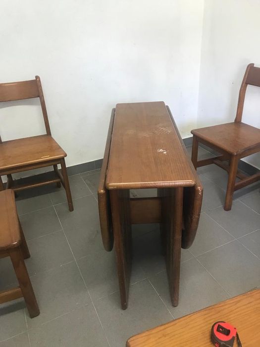 Conjunto mesa e cadeiras