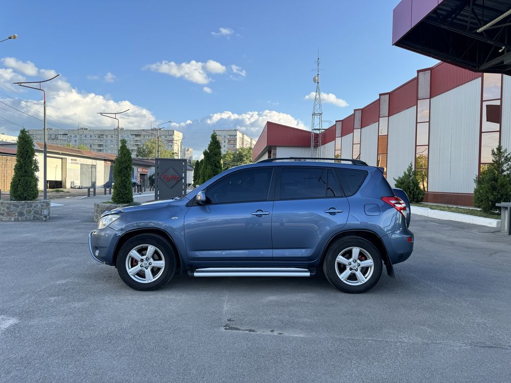 Продам свой авто Toyota Rav 4 полный привод, автомат!