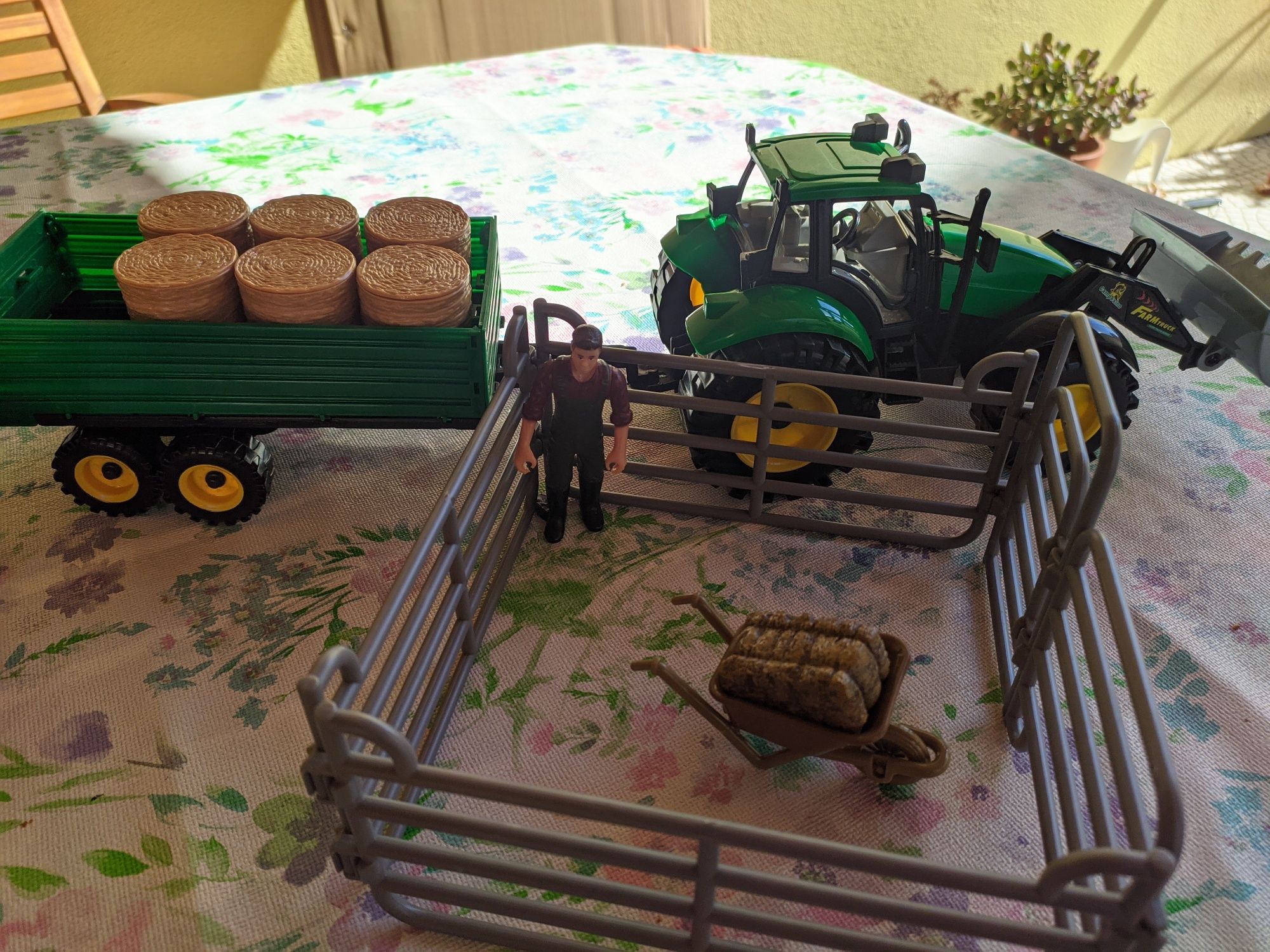 Brinquedo retroescavadora + tractor+ acessórios