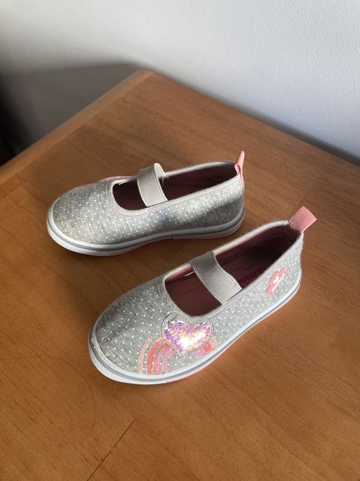 Sapato para menina de elástico cor cinza detalhes rosa