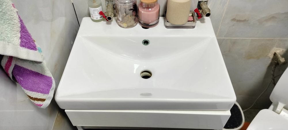 Тумбочка з раковиною.