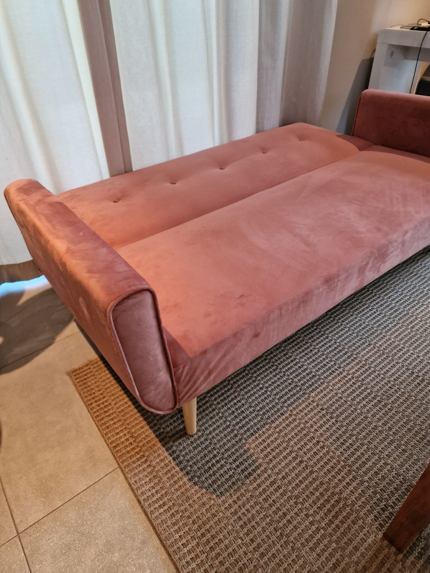 Rozkladana sofa różowa