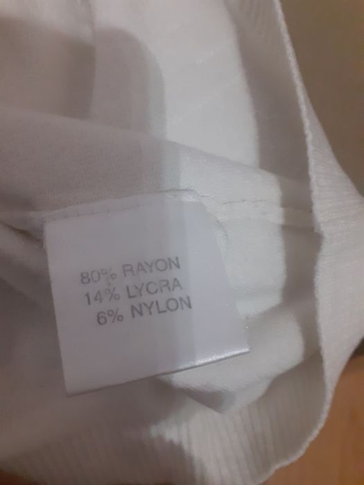 Camisola sem manga branca com lantejoulas com gola