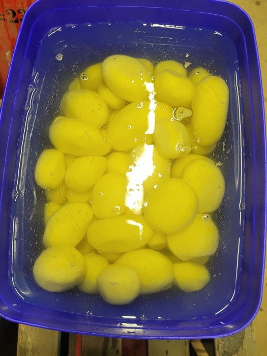 Ziemniaki obrane   wiaderkach zalane woda oraz inne warzywa obrane