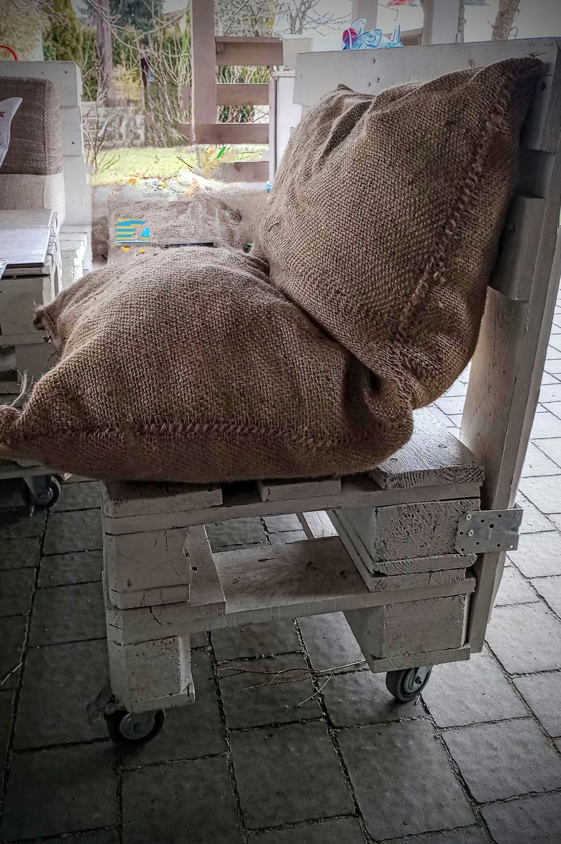 Poduszki Hand Made na palety z worków jutowych po kawie.