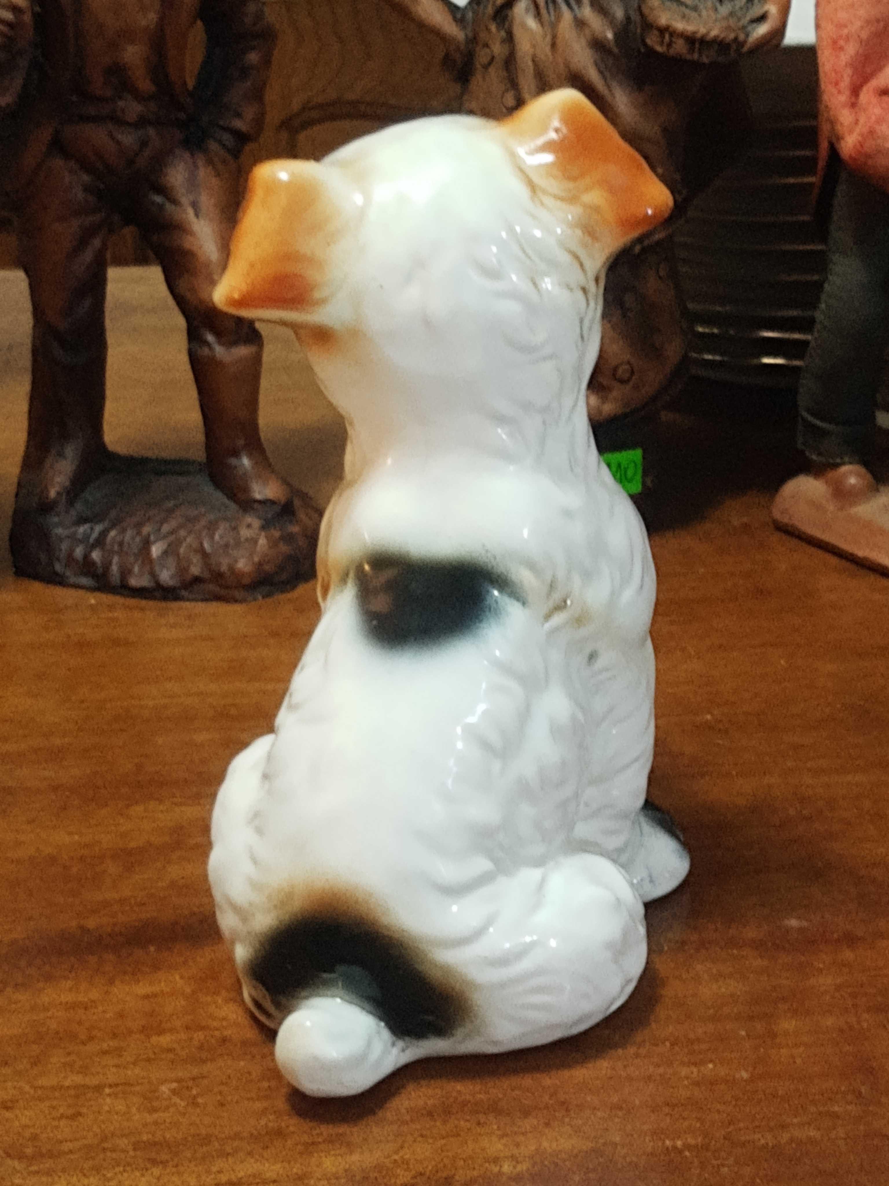Figurka psa porcelana bez sygnatury wys.16,5cm (P.2830)