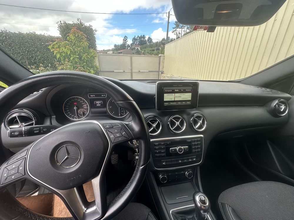 Mercedes A180 com 98600 km reais.