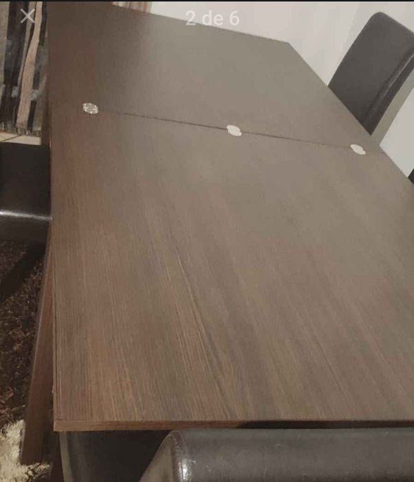 Vendo mesa em madeira extensível, com 4 cadeiras em pele.