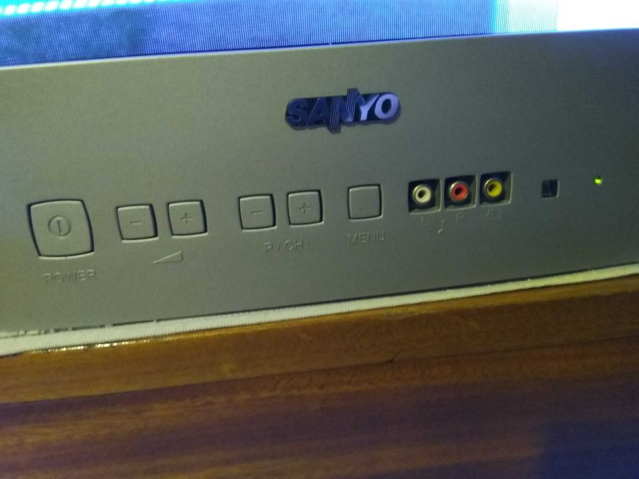 1 televisão como nova tamanho médio (52cmx40 cm)