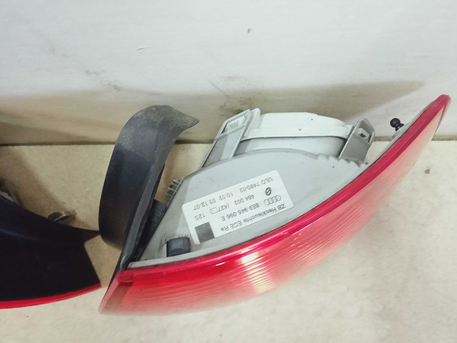Audi A4 B7 kombi lampa tył tylna prawa lewa oryginał wkład