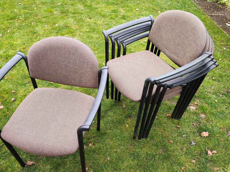 fotele z rączkami brązowe, czarne i szare