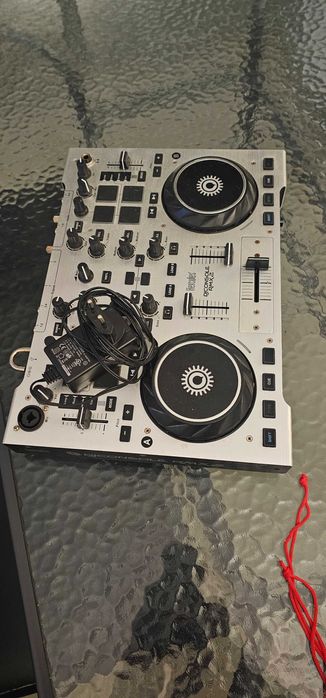mesa de DJ Hercules RMX2