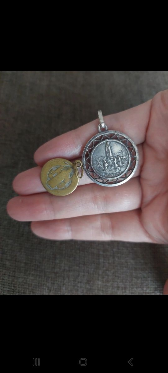 Par de medalhas antigas