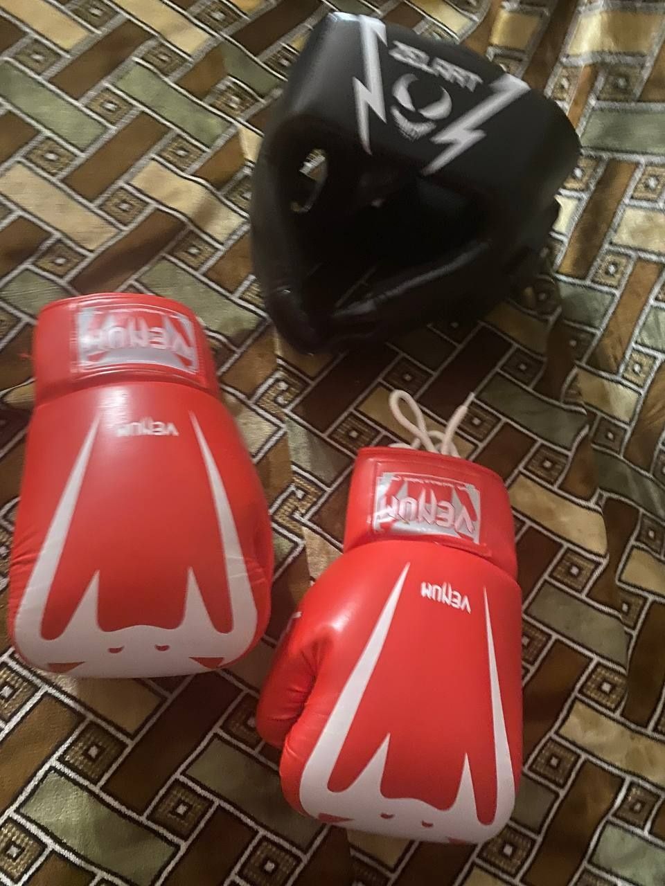 Venum Zelart Перчатки красные Шлем черный бинты  бокс , тайский , кик